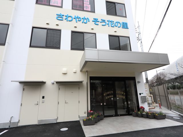モダンな外観の建物 玄関 清潔感のあふれるエントランスは、訪れる方々を温かく迎え入れます。働く環境としても理想的な、明るい雰囲気の場所です。
