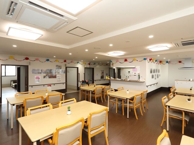広々とした明るい食堂 食堂 明るく広々とした食堂では、日々快適にお食事ができます。装飾された壁面が心地よい雰囲気を醸し出しています。