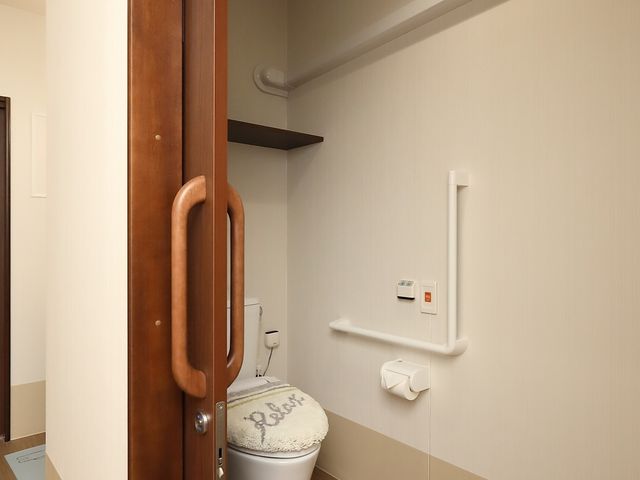 清潔感のあるトイレ空間 トイレ 手すり付きの広々としたトイレです。緊急時にも安心できる環境が整っており、安全な生活をサポートしています。
