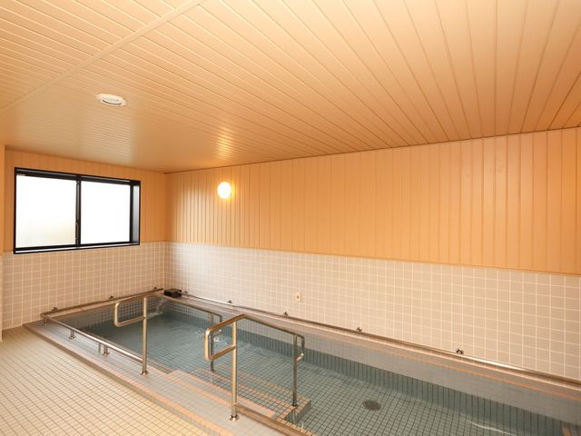 広々とした清潔な浴室 浴槽 ゆったりとした空間が確保された明るい浴室です。手すりが設けられ、安全にご利用いただけます。