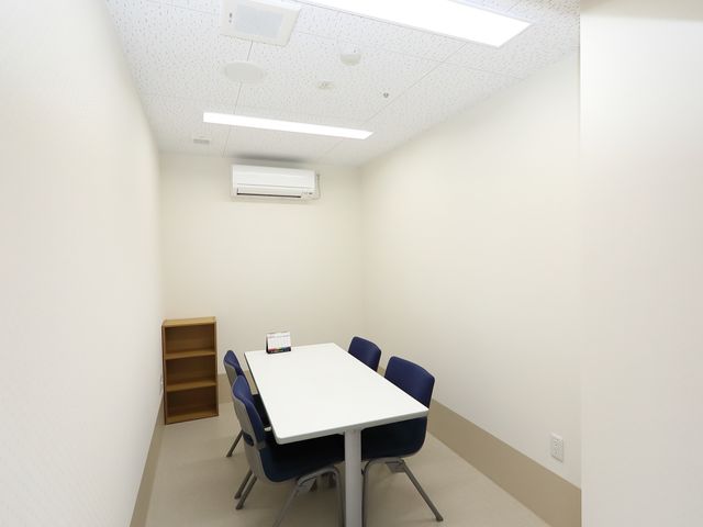 白と青のシンプルな会議室 相談室 清潔感のあふれるシンプルなデザインの部屋です。集まりや話し合いに最適なスペースが確保されており、快適な環境で就業が可能です。