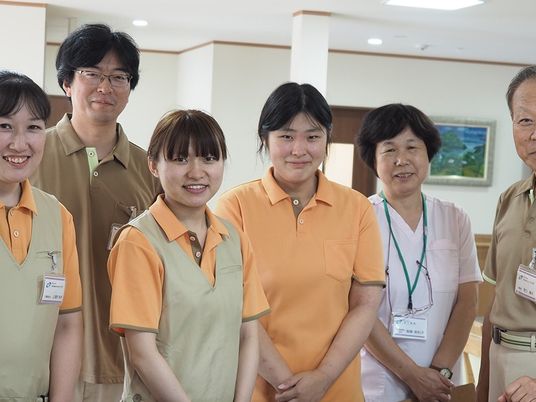笑顔の職員が並ぶロビー  