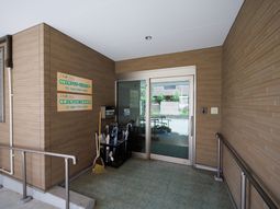 明るいエントランスの様子