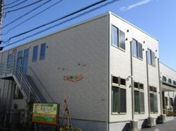 白壁の建物の外観