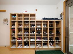 整然と並ぶ靴棚エントランス
