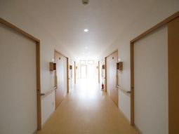 明るい廊下の様子