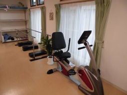 運動機器が置かれた部屋