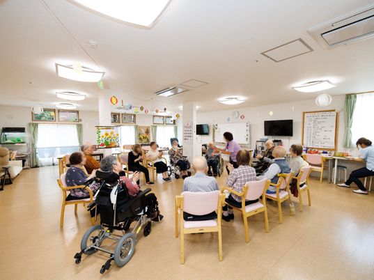 スタッフと入居者の和やかなリビング