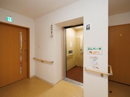 廊下とエレベーターの入口
