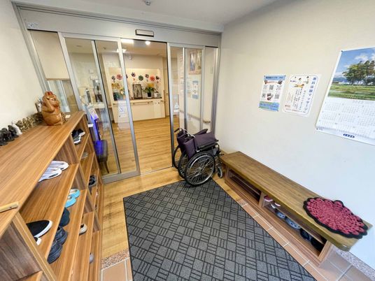 車椅子が置かれたエントランス