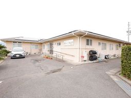 明るい施設の外観