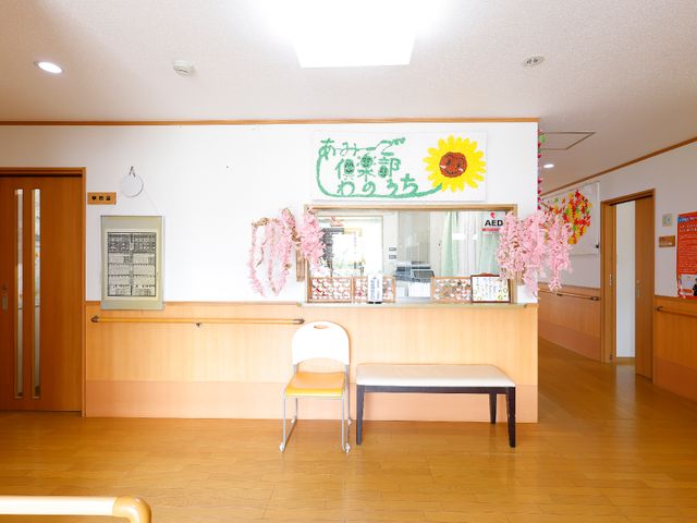 明るい受付と通路 フロント 清潔感があり、彩り豊かなフロントでのお仕事。お客様との出会いが待っています。