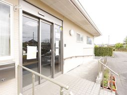 玄関の明るい施設エントランス