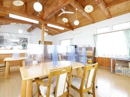 木目調の明るいダイニング