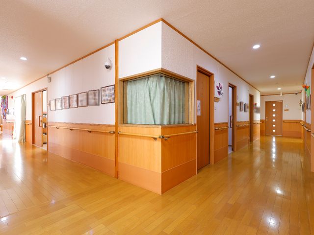 整った環境の廊下 廊下 私たちのチームに加わり、この整った環境で働きませんか。質の高い介護を一緒に提供しましょう。