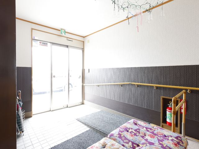 安全なエントランス エントランス 入居者の安全を守るための配慮が行き届いたエントランスで、働く環境です。