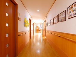 温かみのある廊下の風景