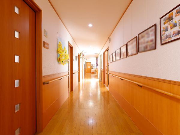 温かみのある廊下の風景