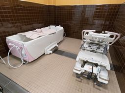 介護用浴槽とリフト
