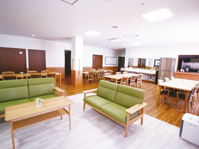温かみのある共有スペース ダイニングルーム 広々としたダイニングルームで、入居者様に温かい食事を提供するやりがいのある仕事をしませんか。