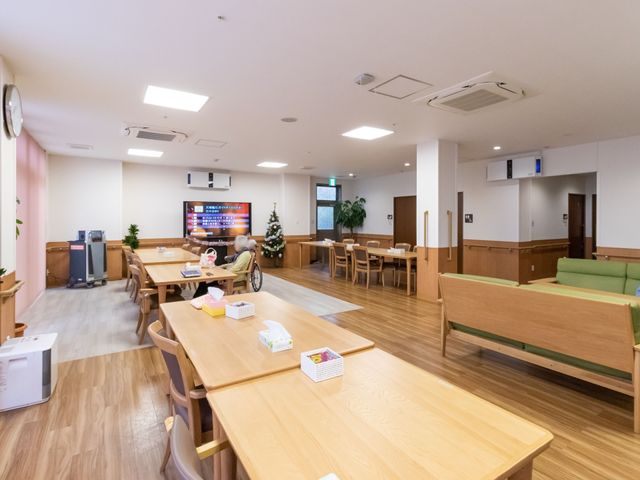 広々とした共有スペース ダイニングルーム 明るく快適なダイニングルームで、利用者様の食事のお時間をサポートいただくお仕事です。