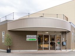 入口と看板の建物外観