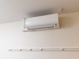 壁掛けエアコンと手すり