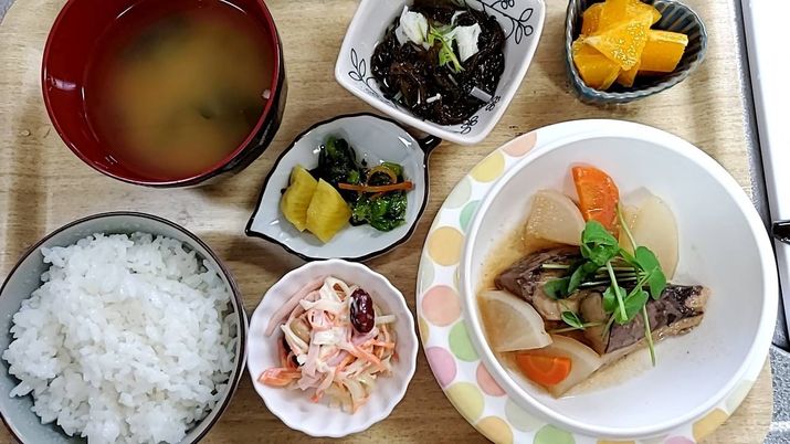 バランスの取れた食事トレイ