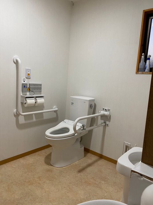 手すり付きの部屋トイレ