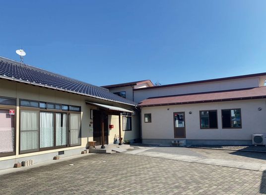 明るい建物の外観