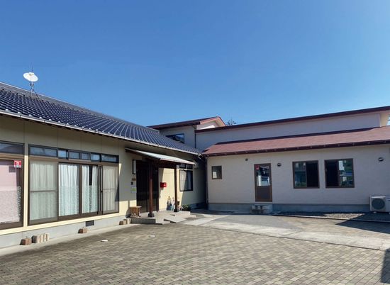 明るい建物の外観