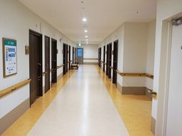 明るく清潔な廊下