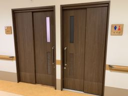 落ち着いた木目調の扉の廊下