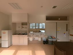 道具棚とシンクのある部屋