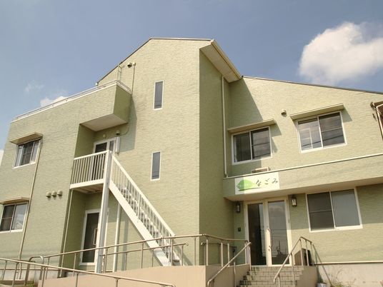 緑色の建物の外観