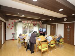 暖かい雰囲気の食堂