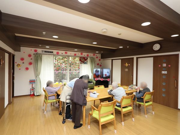 暖かい雰囲気の食堂