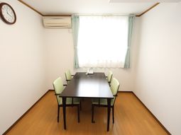 明るい食堂の様子