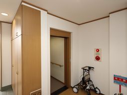 明るい廊下と避難設備