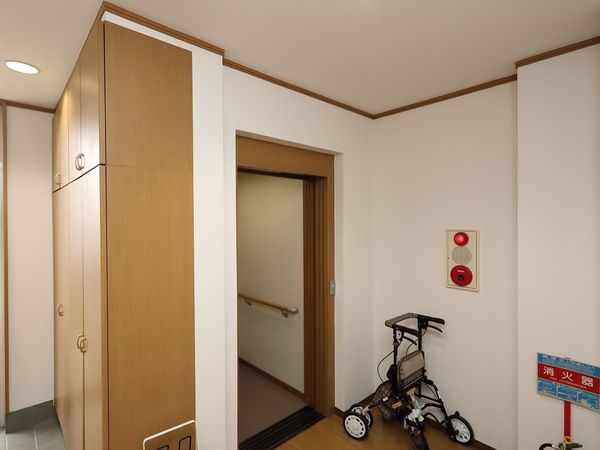 明るい廊下と避難設備