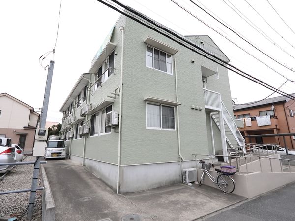 緑色のビル外観