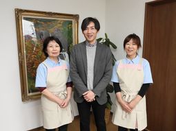 スタッフの笑顔の集合