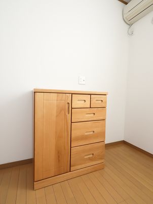 シンプルな木製キャビネット