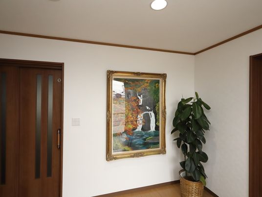 絵画と観葉植物の廊下