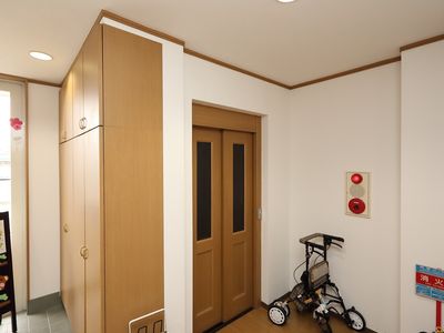 廊下のクローゼットとドア