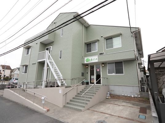 緑色の外観の建物