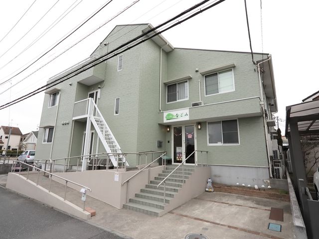 緑色の外観の建物