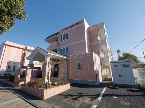 明るい外観の建物