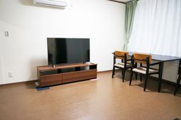 居室のテレビとテーブル