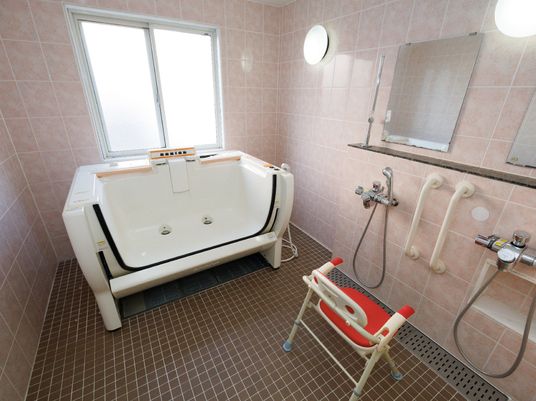 安全配慮の介護浴室